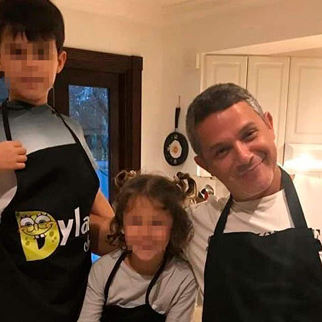 Alejandro Sanz sopla las velas junto a sus hijos mientras Rachel Valdés graba el emotivo momento