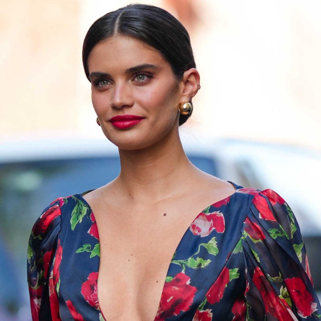 De Sara Sampaio a Rocío Crusset: el superpoder del labial rojo que todas llevan en otoño