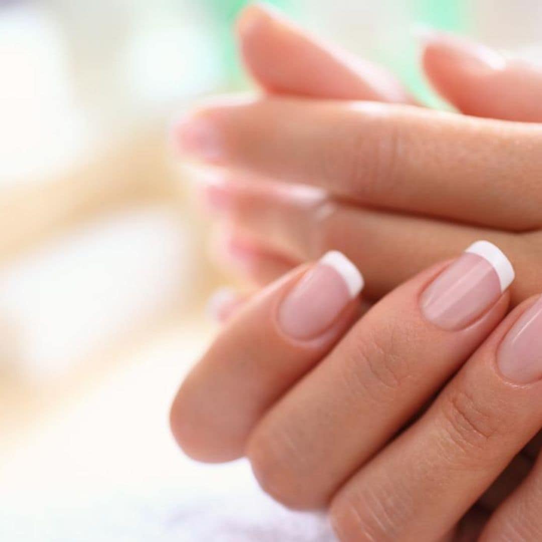 Logra una perfecta manicura francesa con estos trucos