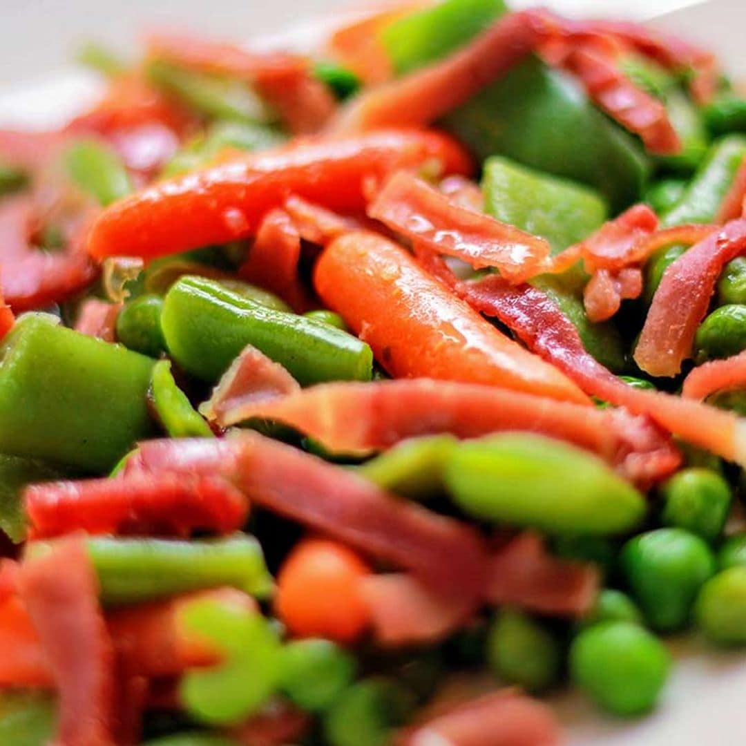 Judías verdes con guisantes, zanahoria y jamón