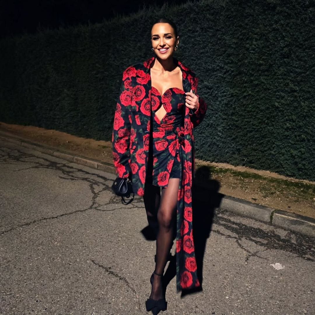 Paula Echevarría y su romántico look de ‘blazer’ y minivestido con flores en terciopelo para San Valentín