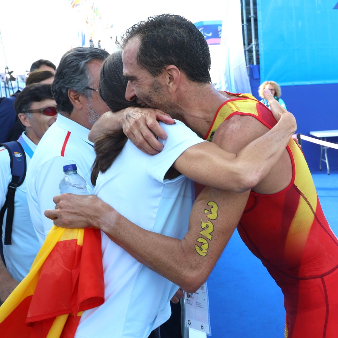 El abrazo de la reina Letizia al paratleta Dani Molina tras alzarse con el oro olímpico en París