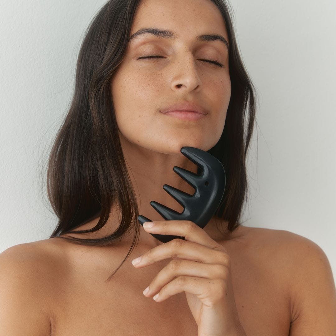 Recupera tu melena y acaba con las ojeras con un peine gua -sha: la herramienta facial que conquista el universo capilar