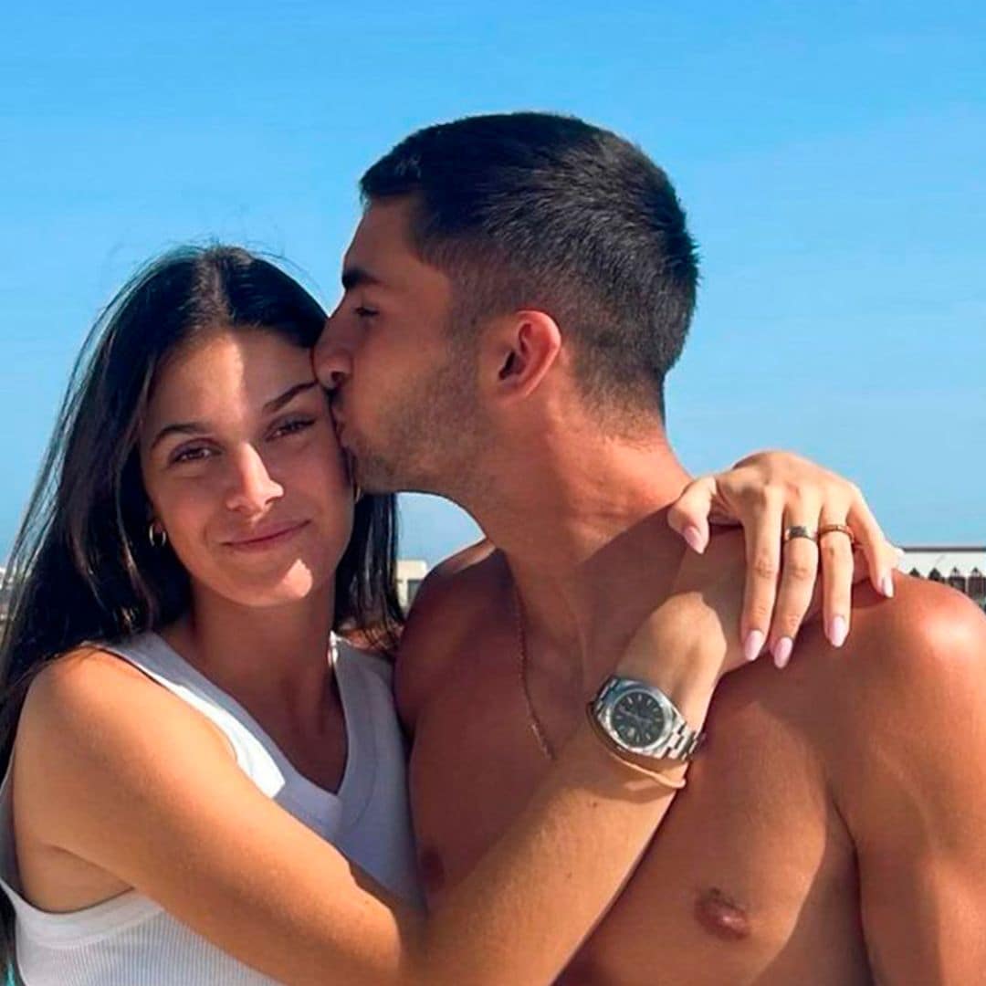 Sira Martínez y Ferran Torres derrochan amor en las playas de Doha en el día libre de la Selección española