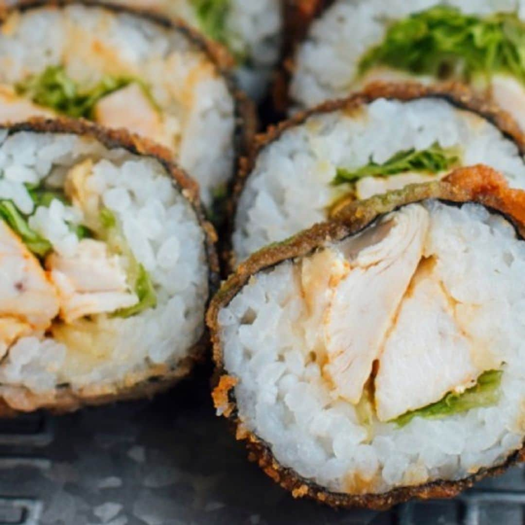 Maki sushi en tempura de pollo y lechuga