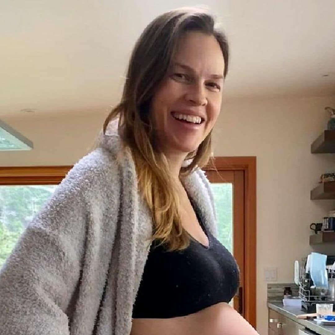 El posado de Hilary Swank, embarazadísima en la cuenta atrás para el nacimiento de sus gemelos