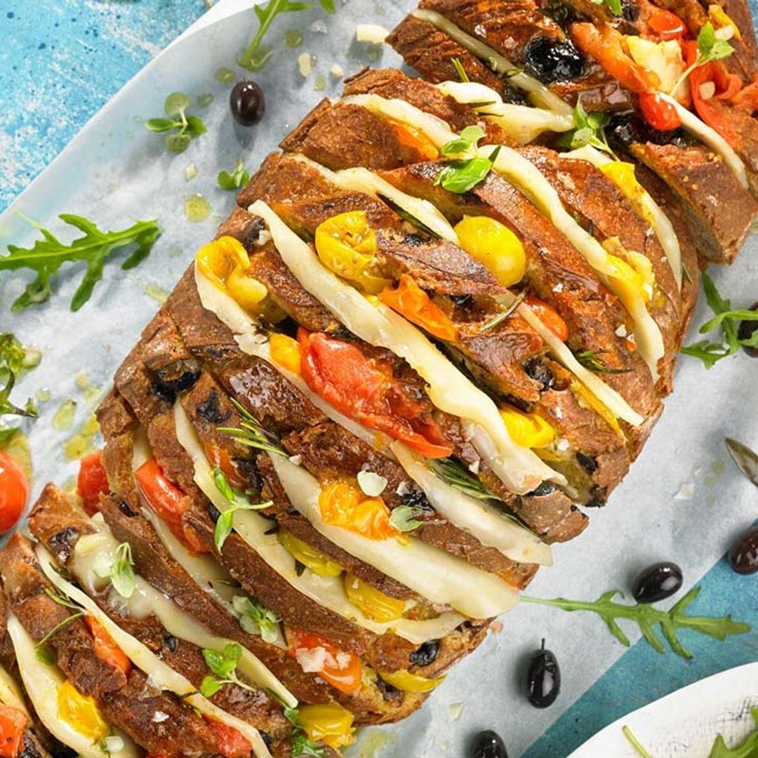 Pan de olivas relleno de provolone y tomatitos