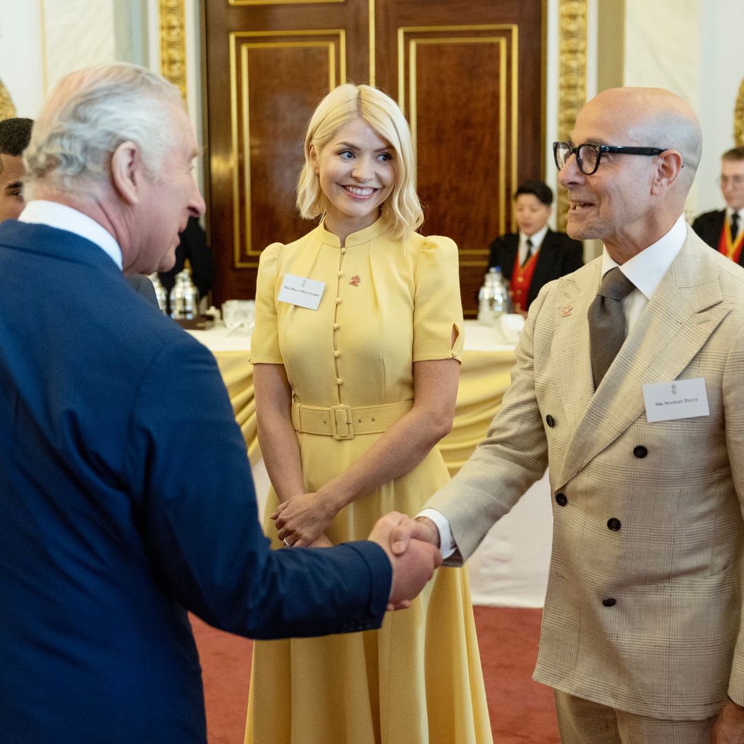 El peculiar encargo personal que Carlos III le ha hecho a Stanley Tucci