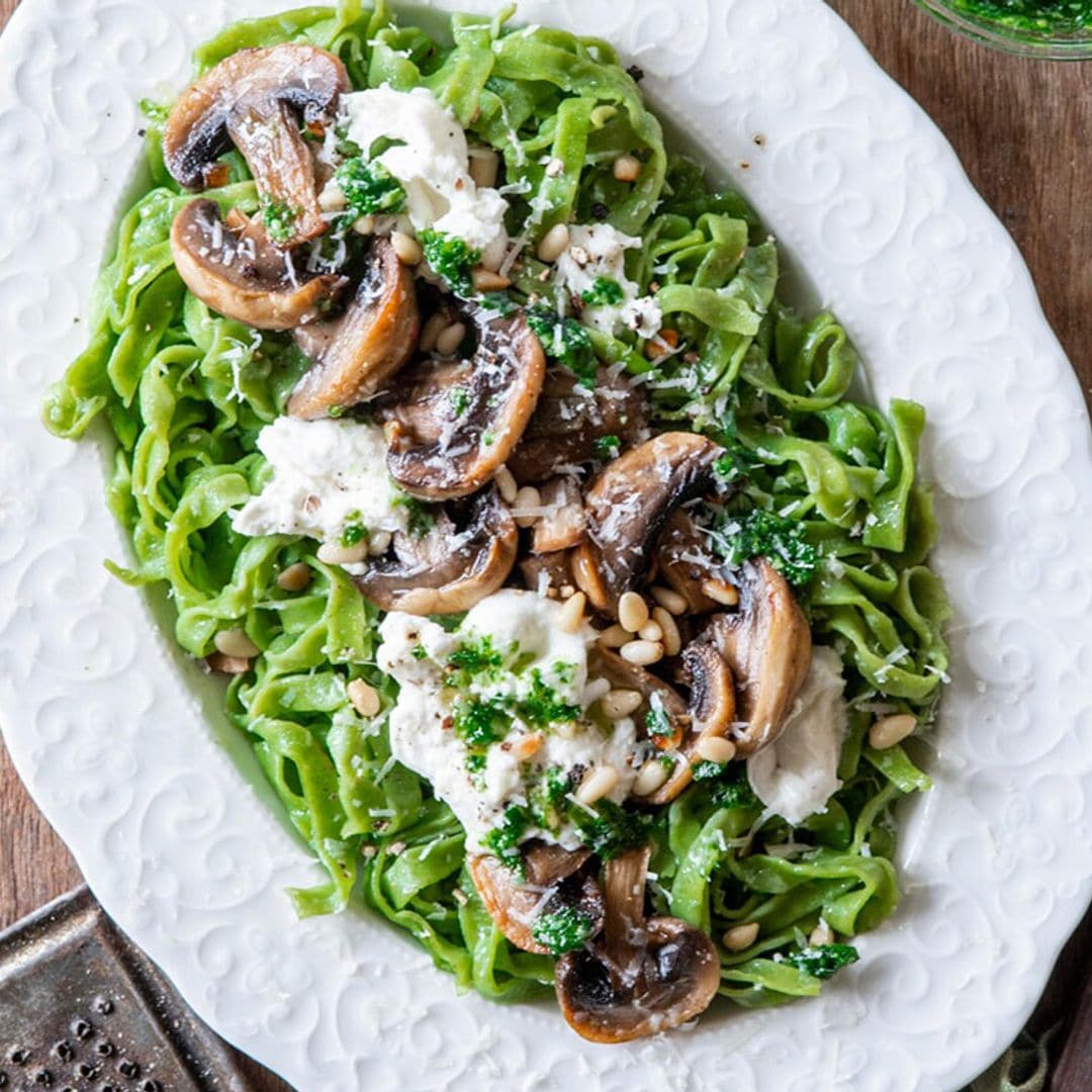 'Tagliatelle' de guisantes con champiñones, burrata y pesto