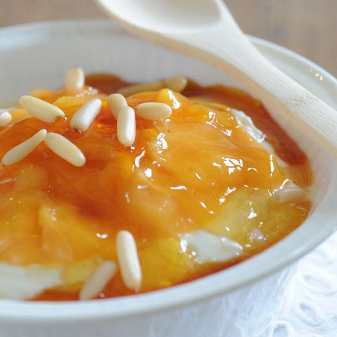 Crema de queso y yogur con 'coulis' de melocotón y piñones