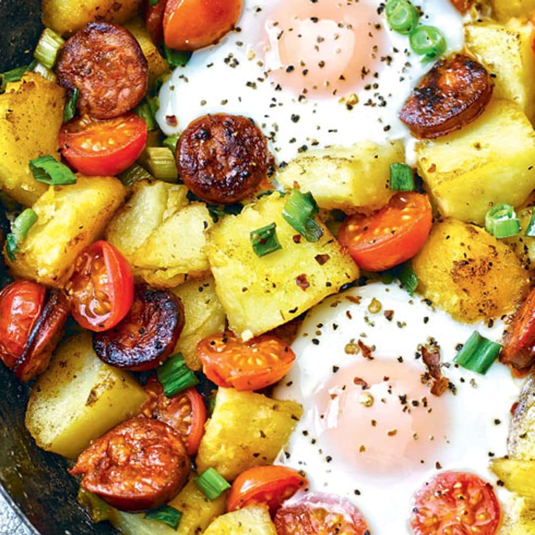 Sartenada de huevos con patatas, chistorra y tomatitos