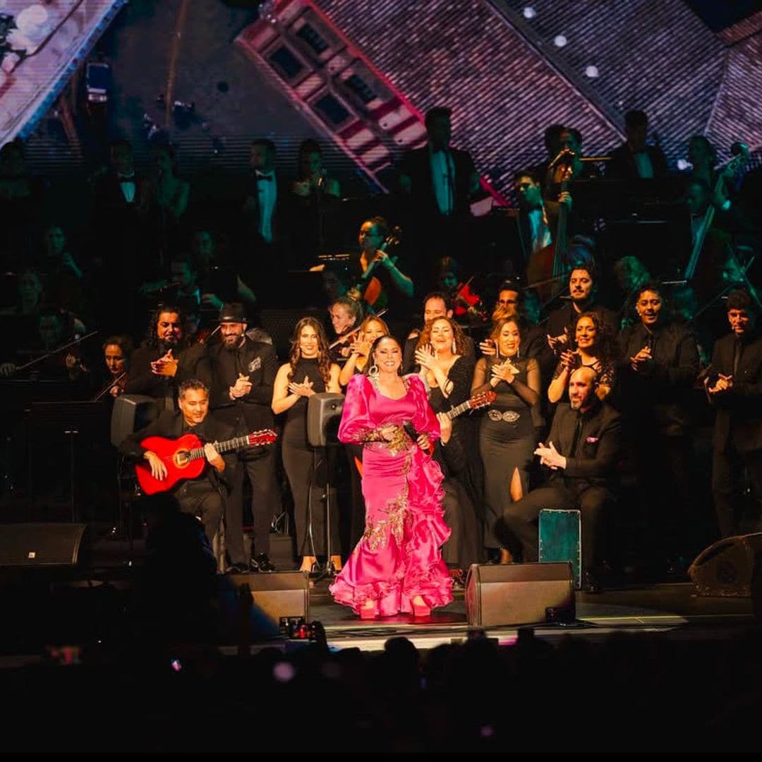 Sobre estas líneas, Isabel Pantoja rodeada de su equipo. La artista escogió dos looks para esta noche tan especial: un primer vestido plateado, y un segundo vestido con bata de cola