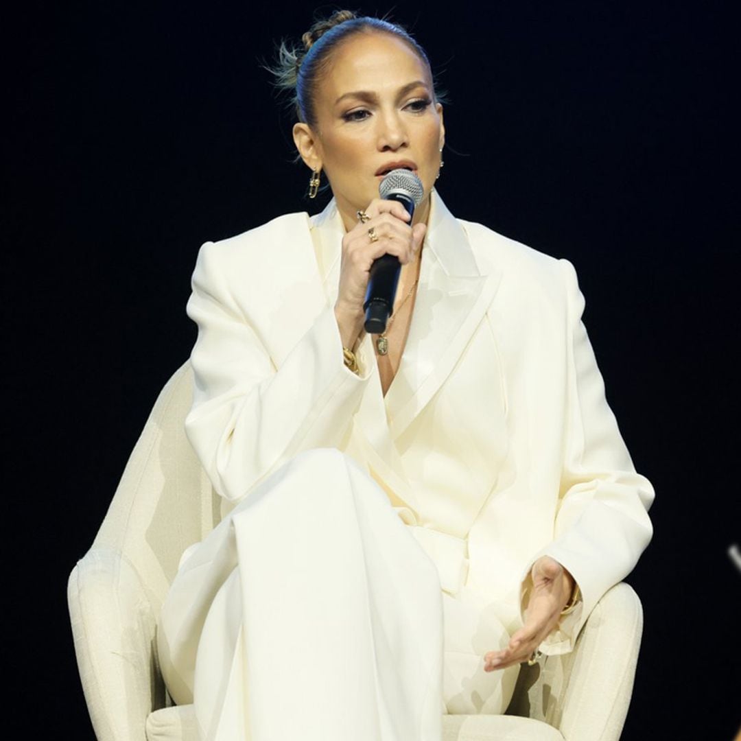 Jennifer Lopez muestra su lado solidario con el simbólico traje blanco que adoran las 'royals'