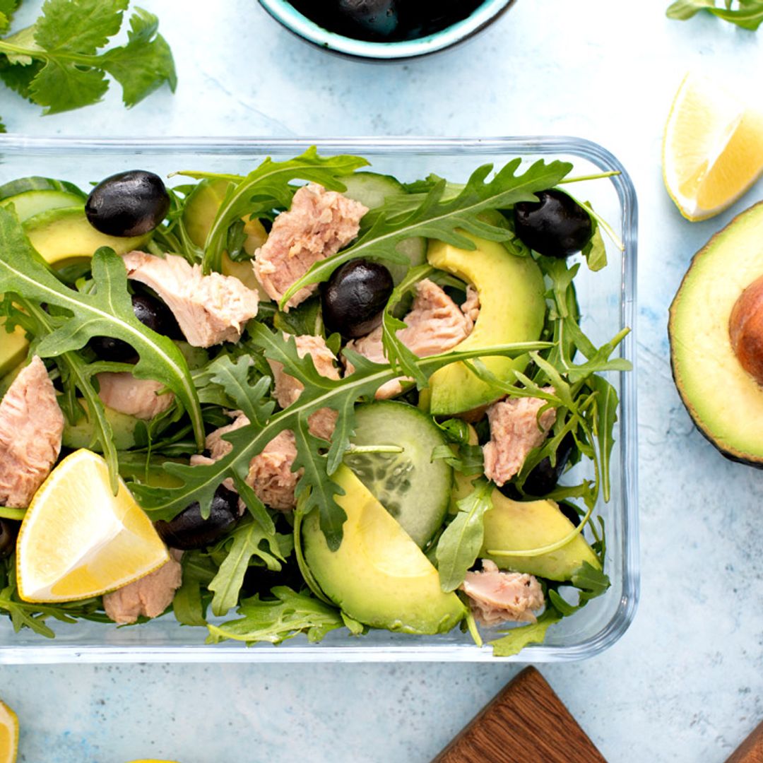 Ensalada de atún, aguacate y aceitunas