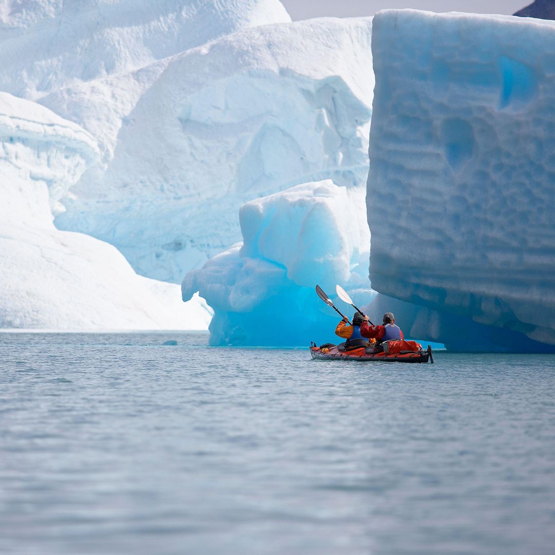 Kayak entre icebergs en la costa este de Groenlandia