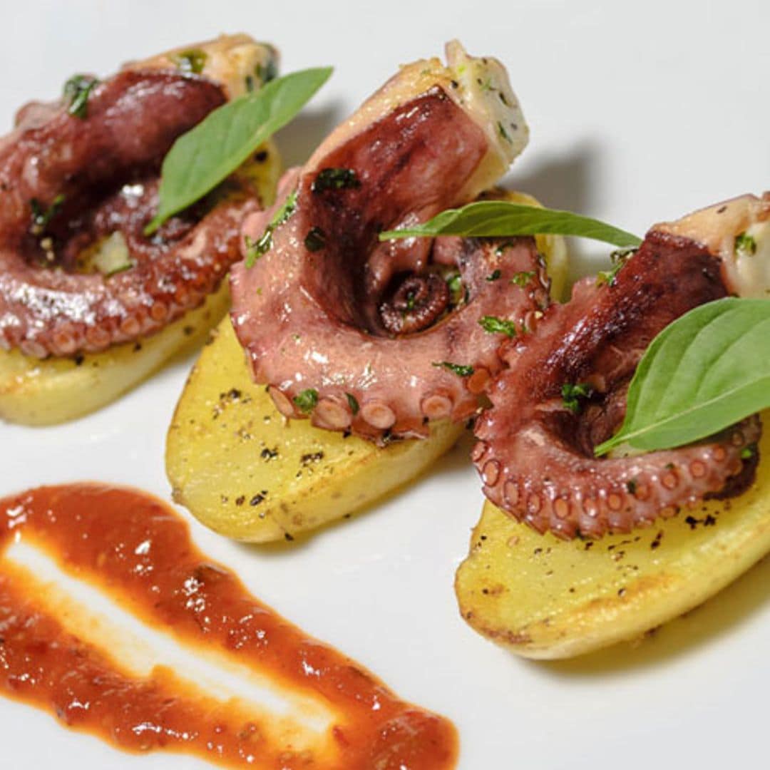 Pulpo braseado con papas asadas y mojo rojo