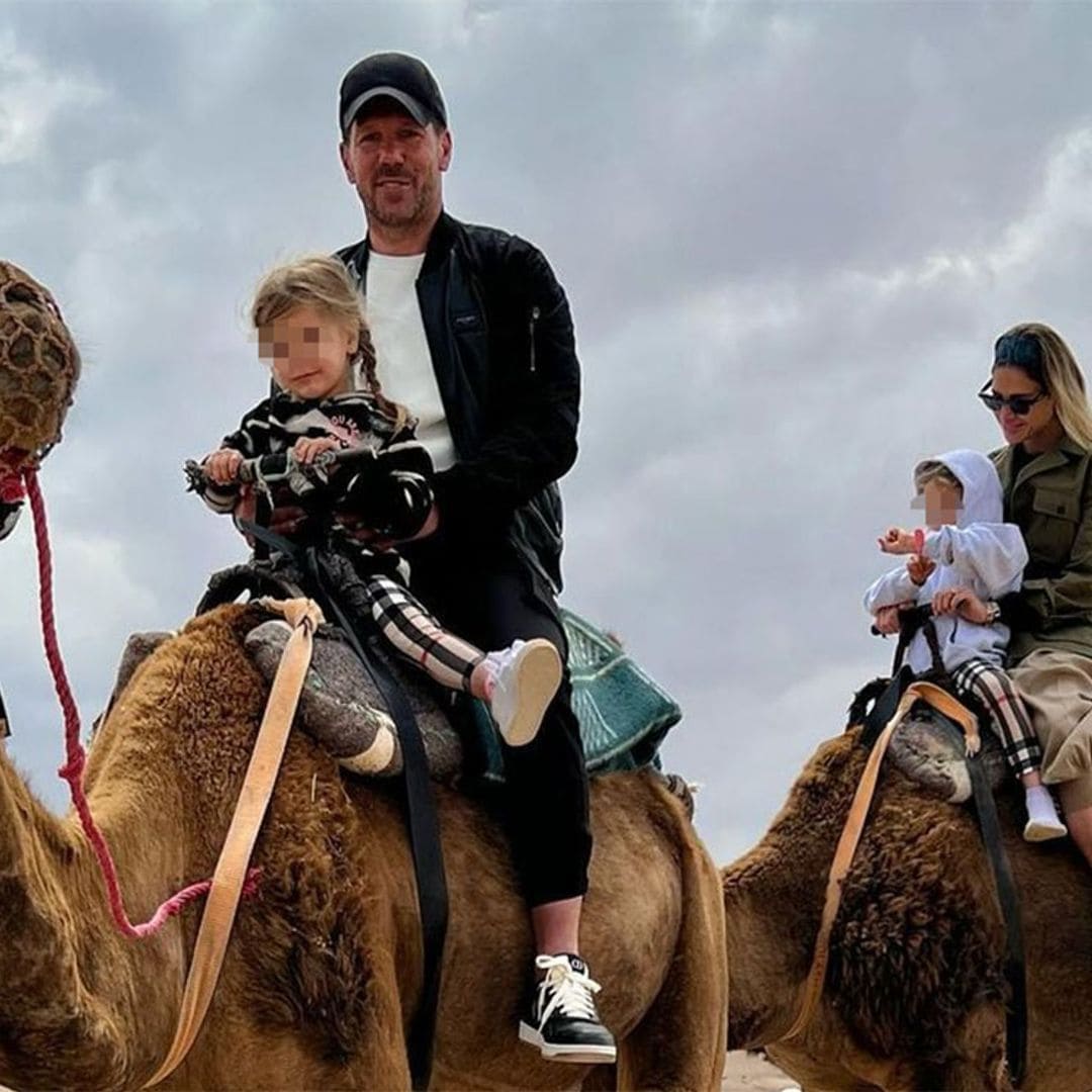 Paseo en camello y ruta en quad, la escapada de Carla Pereyra y Simeone con sus hijas al desierto