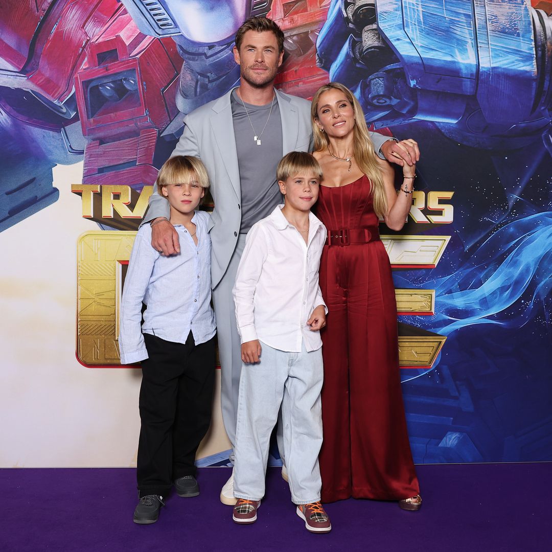 Elsa Pataky y Chris Hemsworth con sus hijos Sasga y Tristan en el estreno de "Transformers One" en Sydney el 11 de septiembre de 2024