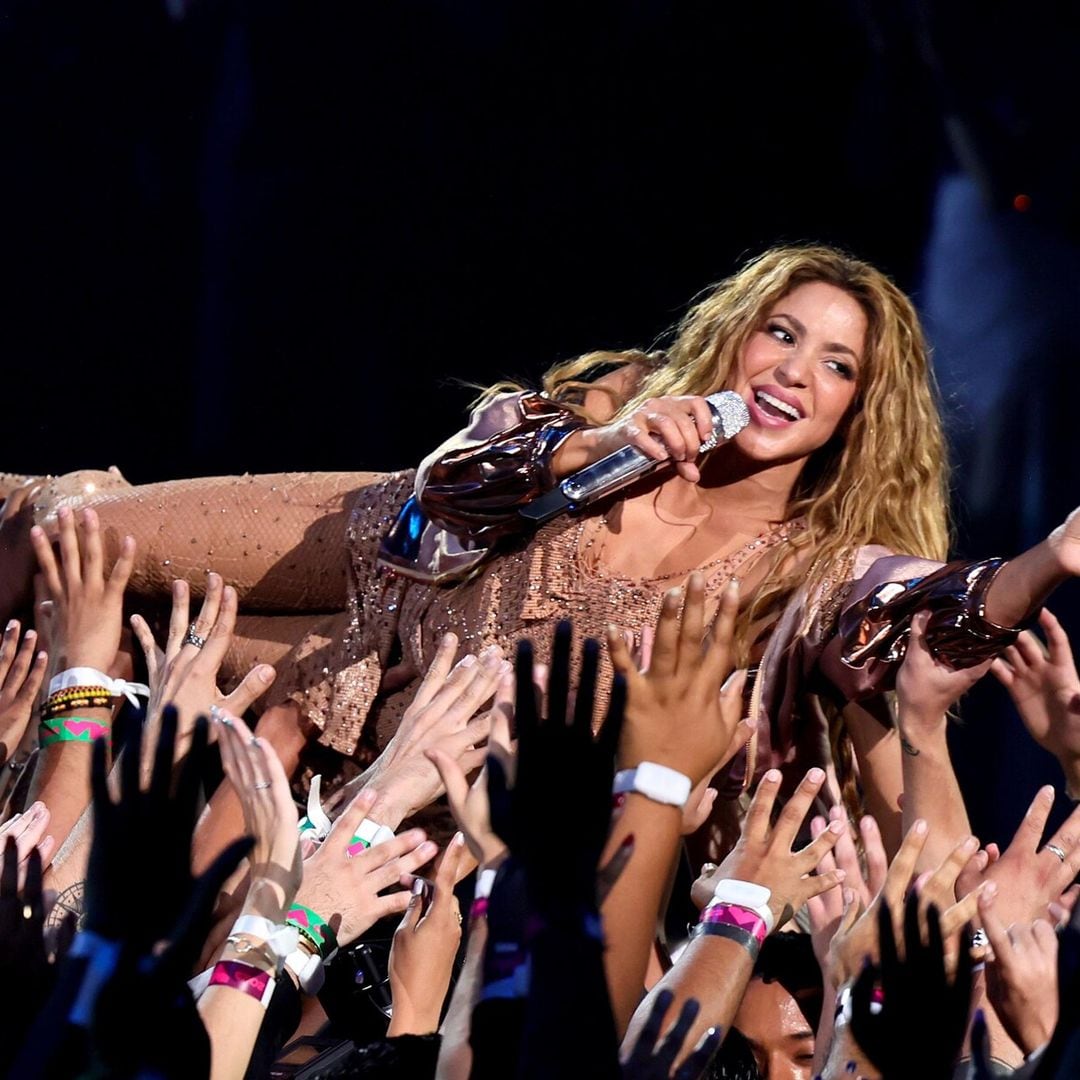 El show épico de Shakira: crowd surfing, danza con cuchillos y sus caderas hipnóticas