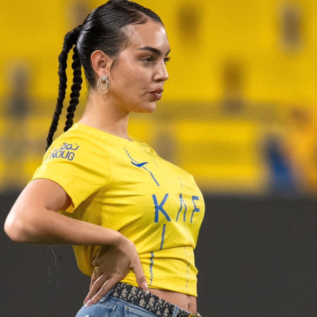 El look futbolero de Georgina Rodríguez y sus hijas, fans número uno de Cristiano ¡con trenzas XXL a juego!