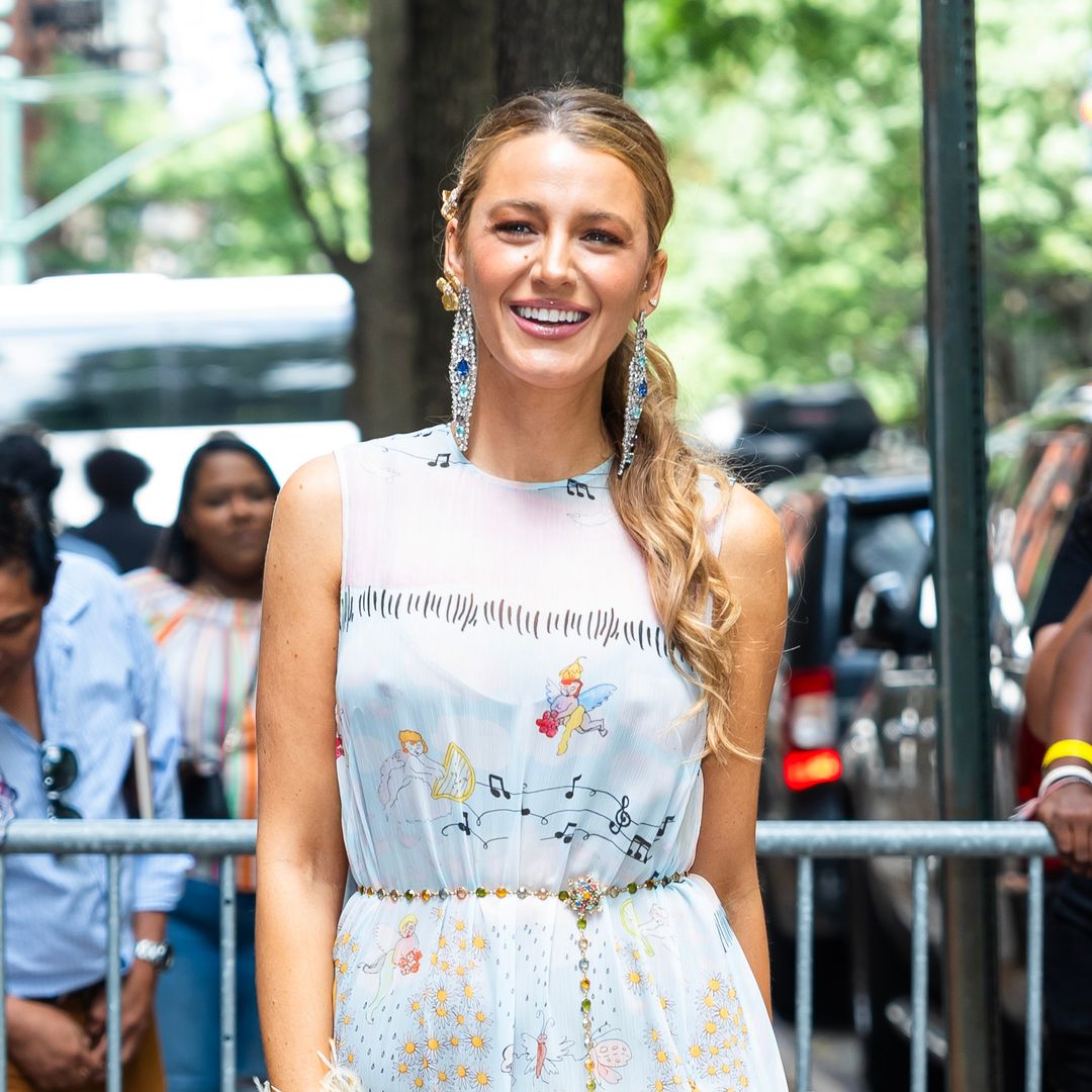 Blake Lively sigue fascinando con sus looks: ahora se rinde a las flores ¡del pelo a las uñas!