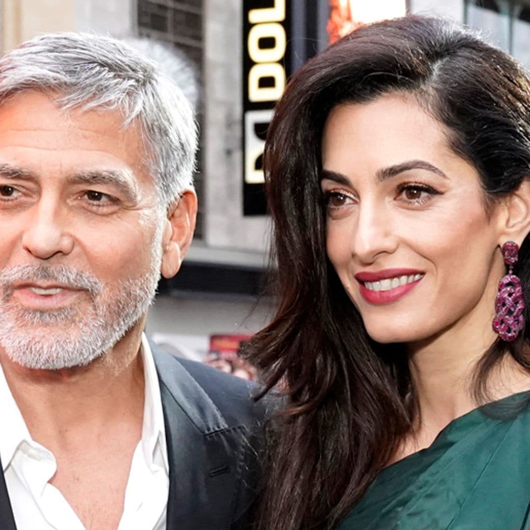 Dos años de amor: Celebramos las bromas y el gozo que los mellizos de George y Amal Clooney han traído a sus vidas