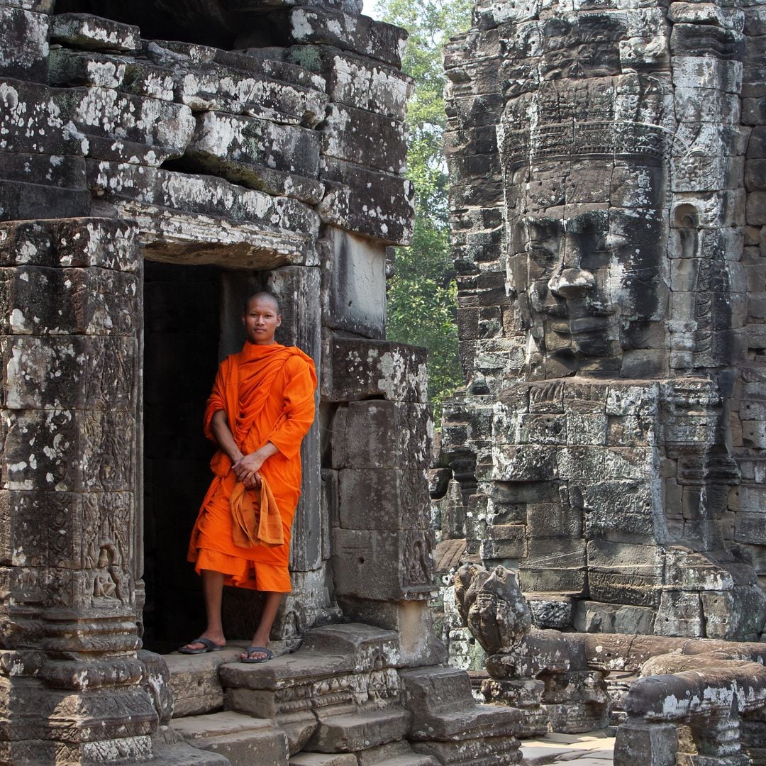 Monje budista en el templo de Bayon, Angkor, Camboya