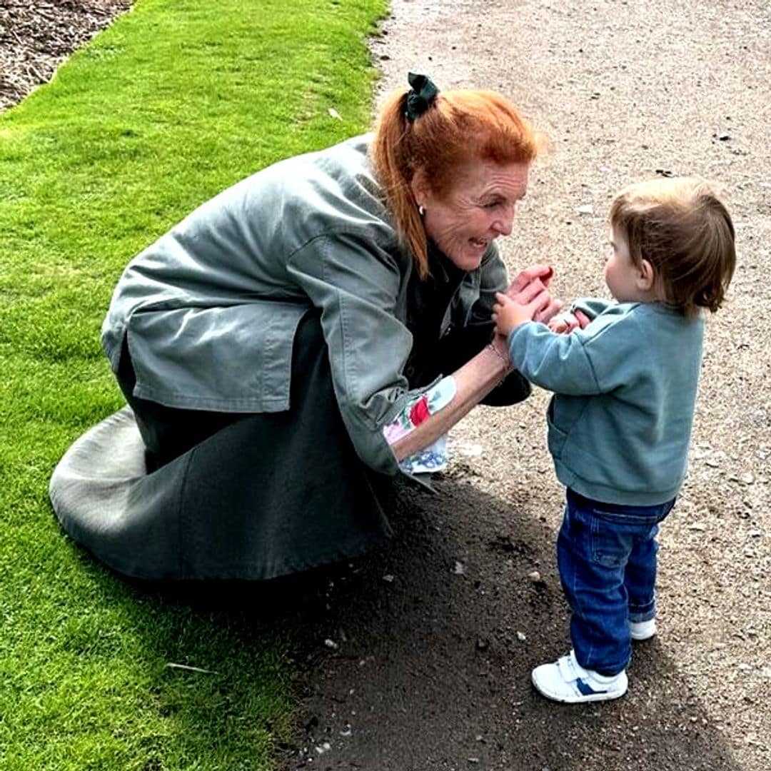 El divertido vídeo de Sarah Ferguson en los caballitos con sus nietos August y Ernest