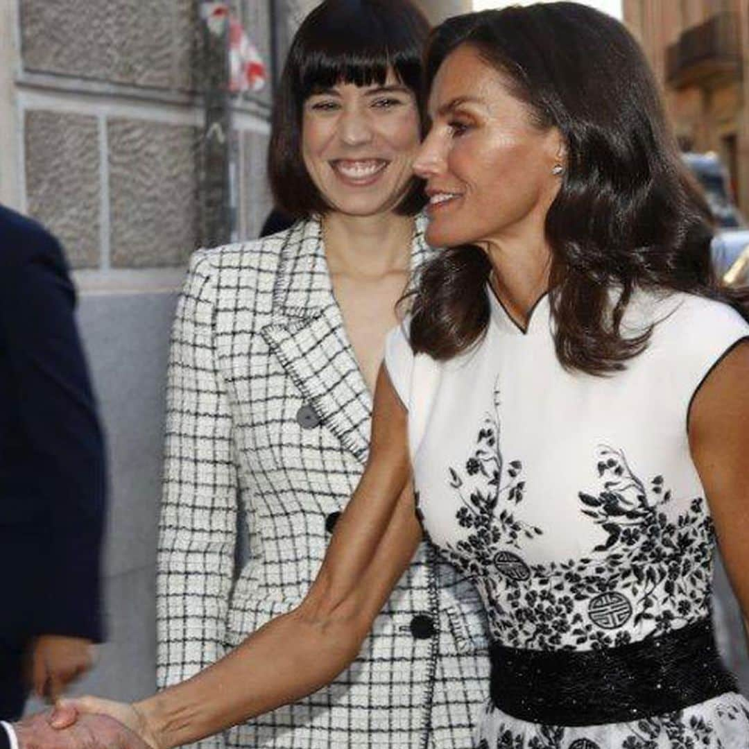 Doña Letizia retoma un idilio de moda al rescatar su Varela de inspiración oriental