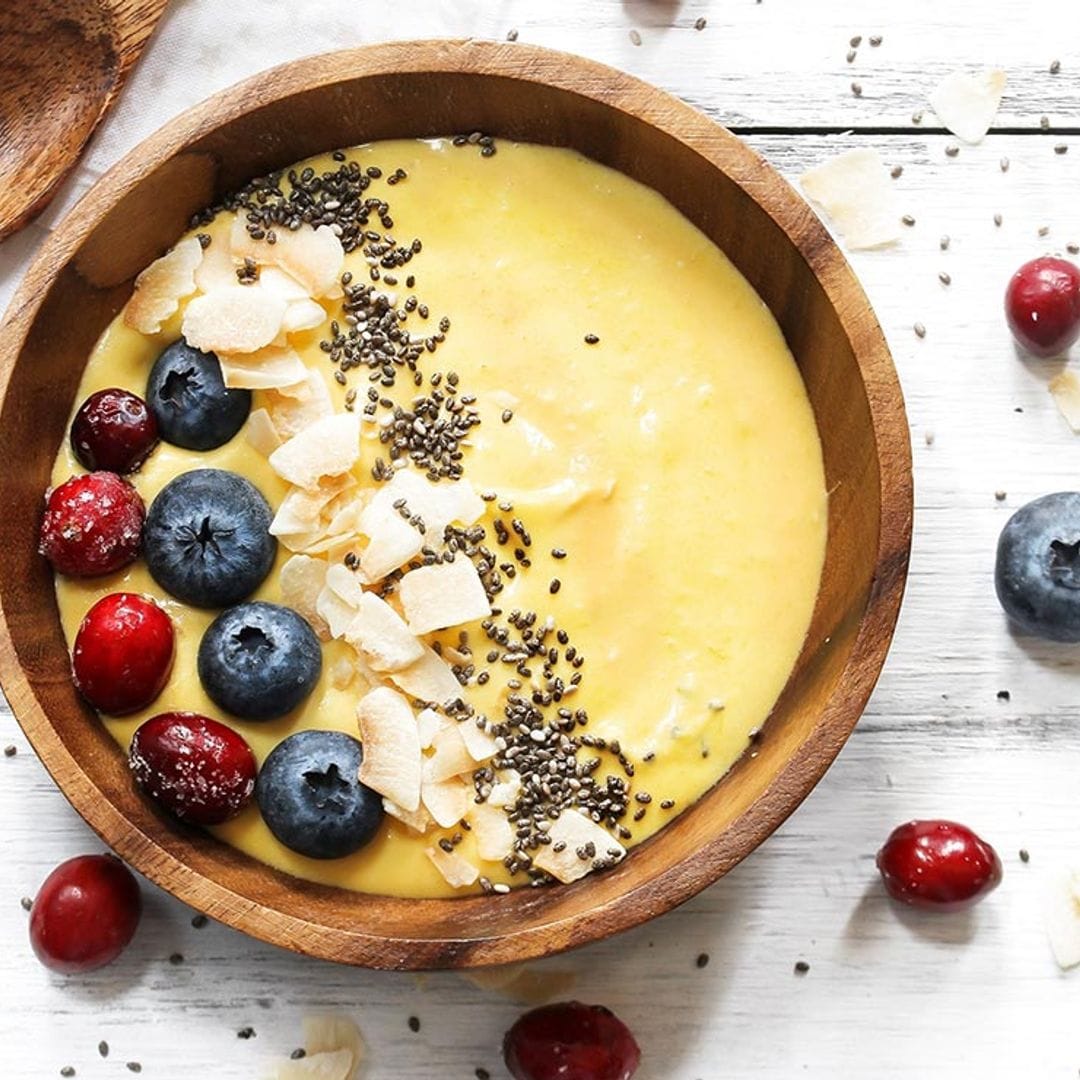 'Smoothie bowl' de mango con frutos del bosque