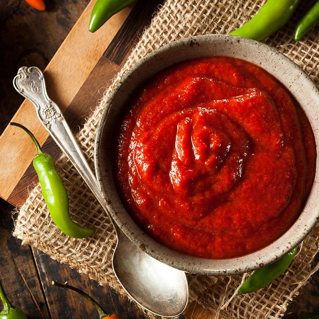 Cómo hacer salsa 'sriracha' casera y darle alegría a tus platos