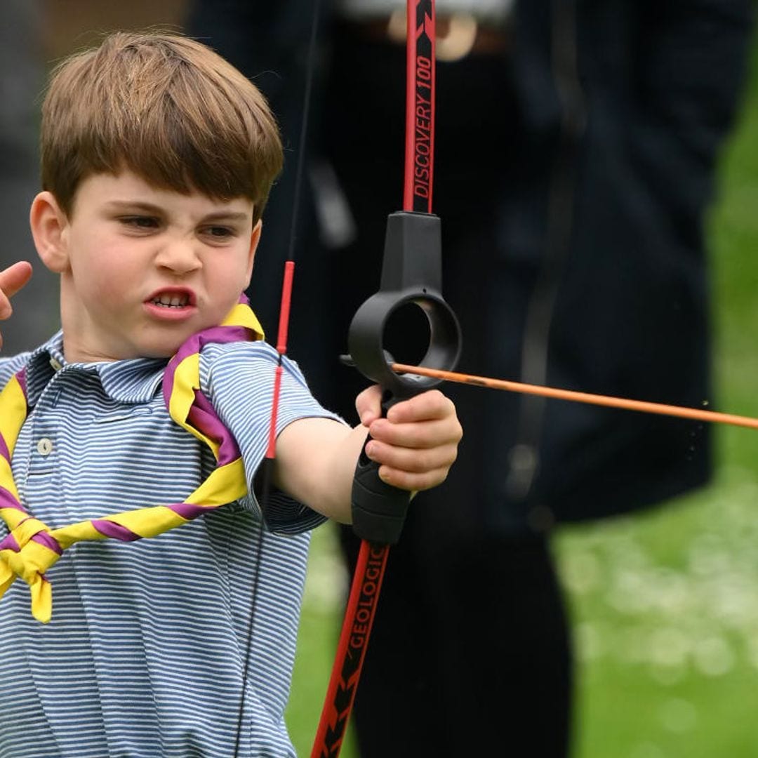 Los hijos de los príncipes de Gales, tres simpáticos scouts entre excavadoras, carretillas y malvaviscos