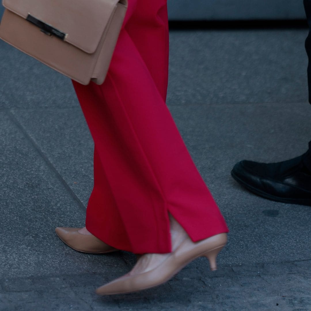 LA REINA LETIZIA CON UN TRAJE ROJO EN EL BANCO DE ESPAÑA