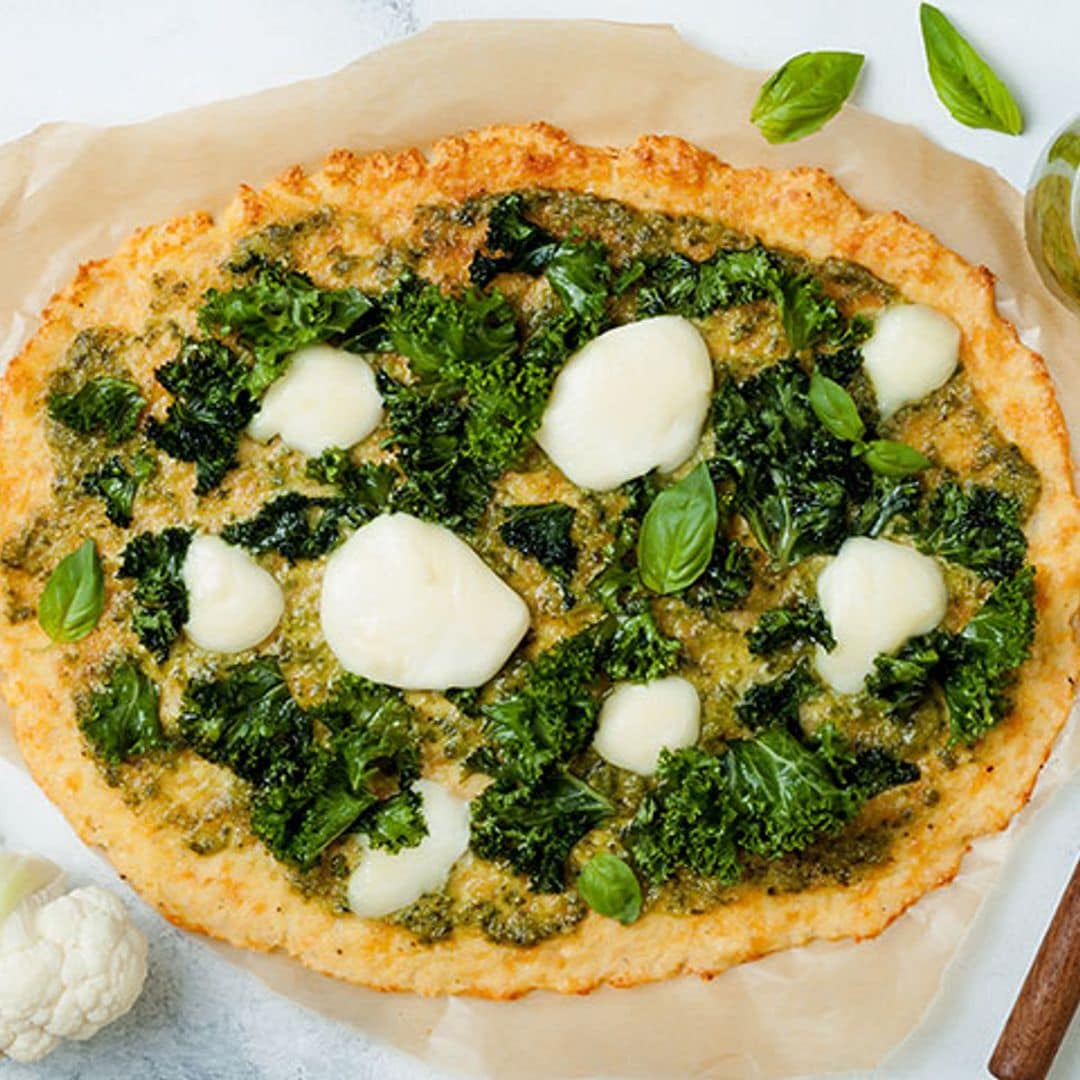 Pizza de coliflor con pesto, kale y mozzarella