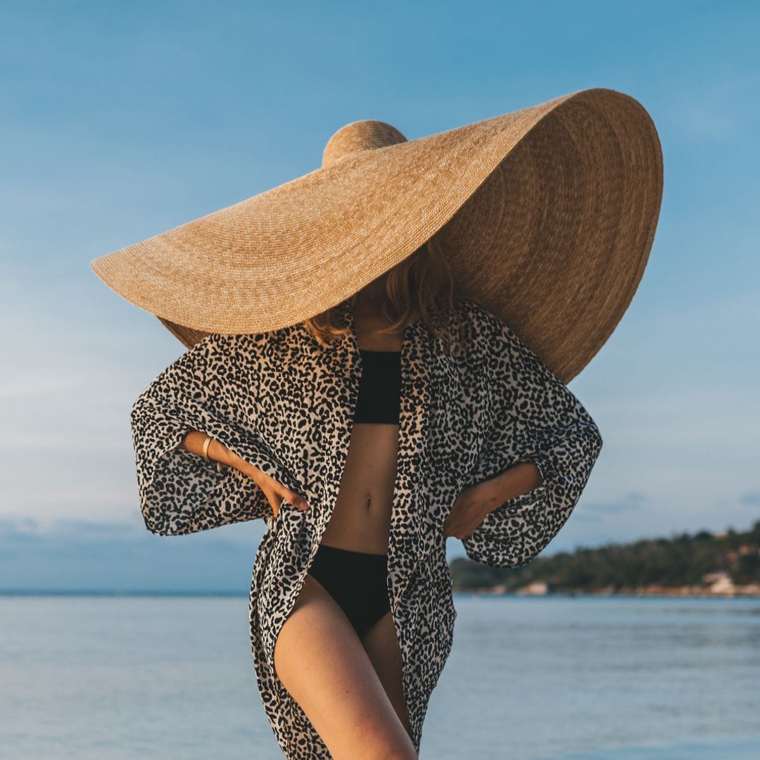 Hemos localizado el sombrero con truco más cómodo para llevar a la playa