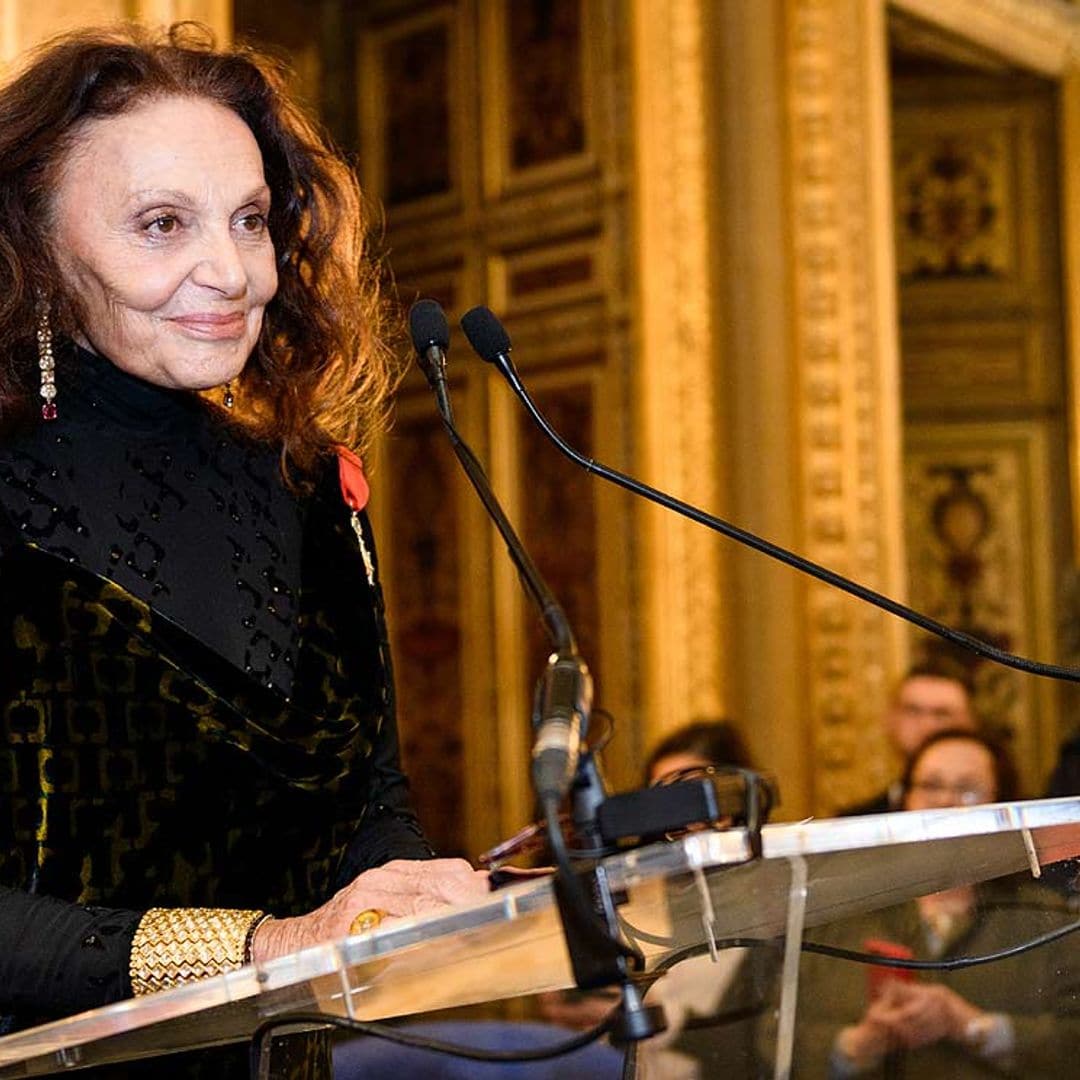 Diane von Fürstenberg recibe la Legión de Honor rodeada de ricos y famosos