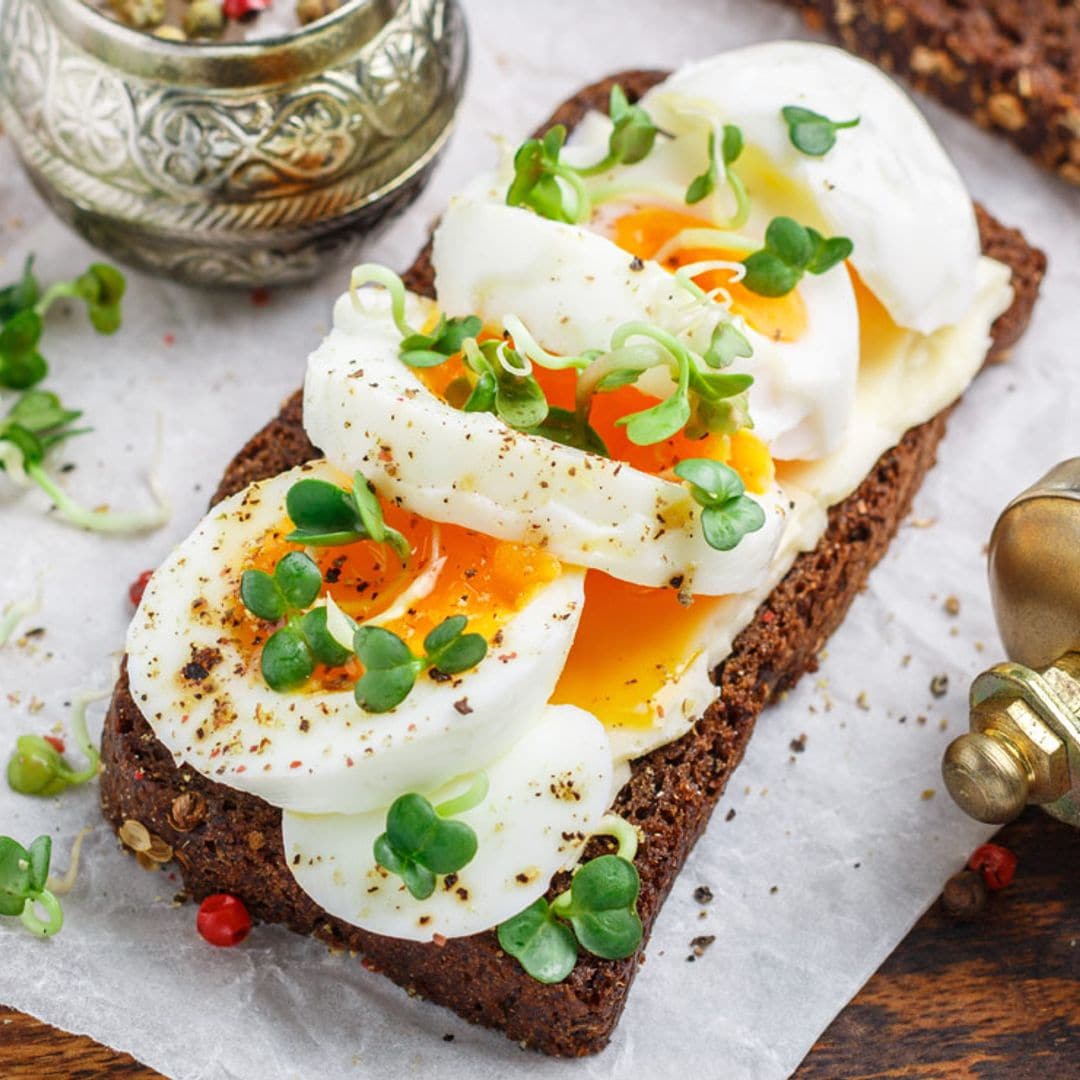 Tostas de pan de centeno con queso cremoso y huevo