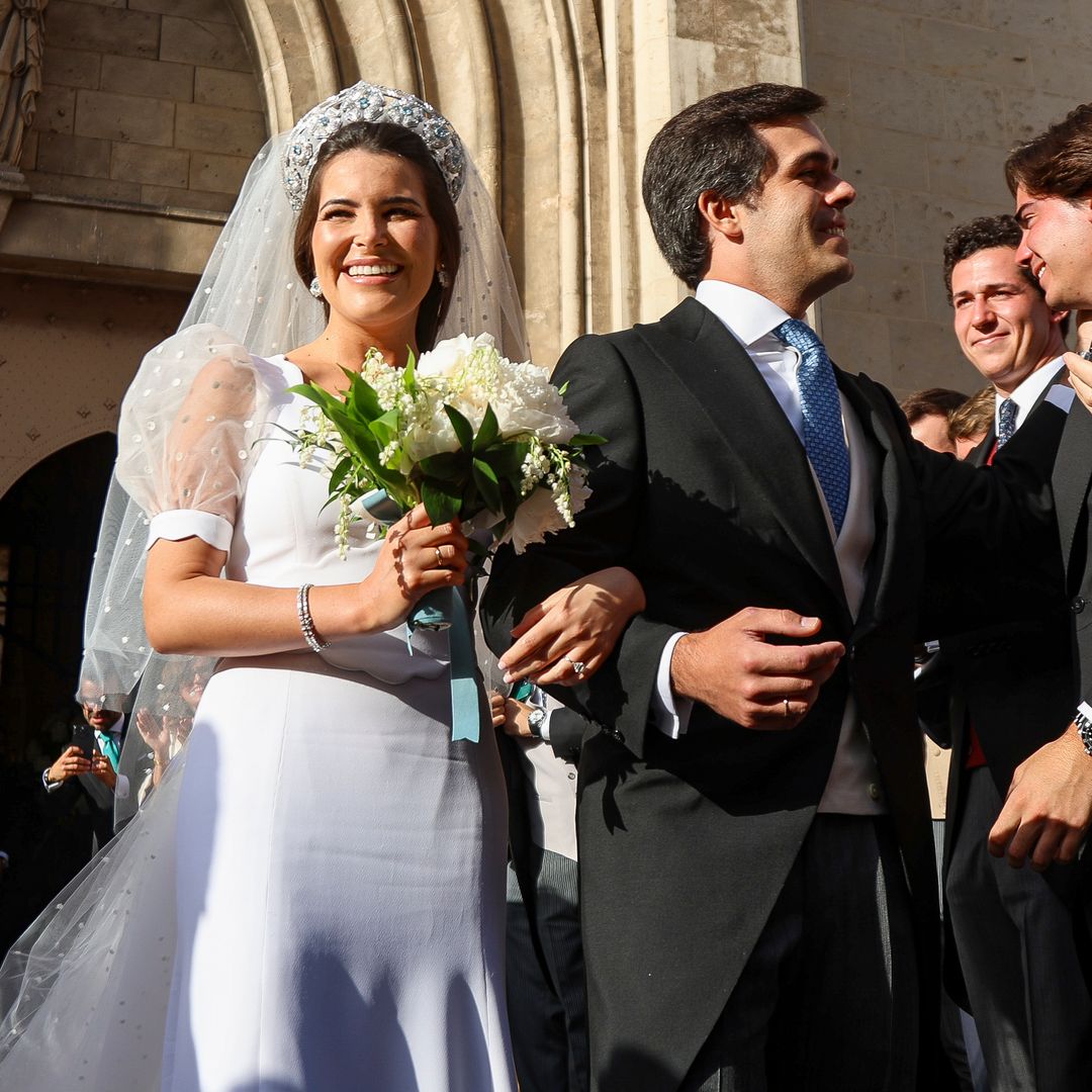 Un romántico vestido de detalles ondulantes y una tiara floral familiar: repasamos el look nupcial de Natalia Santos