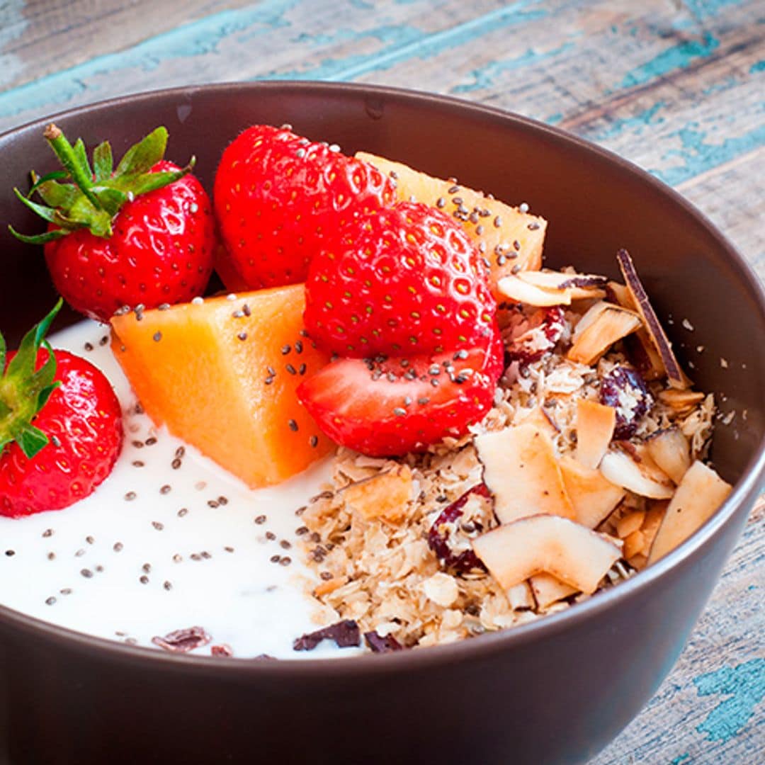 Bol de yogur con melón, fresas y coco