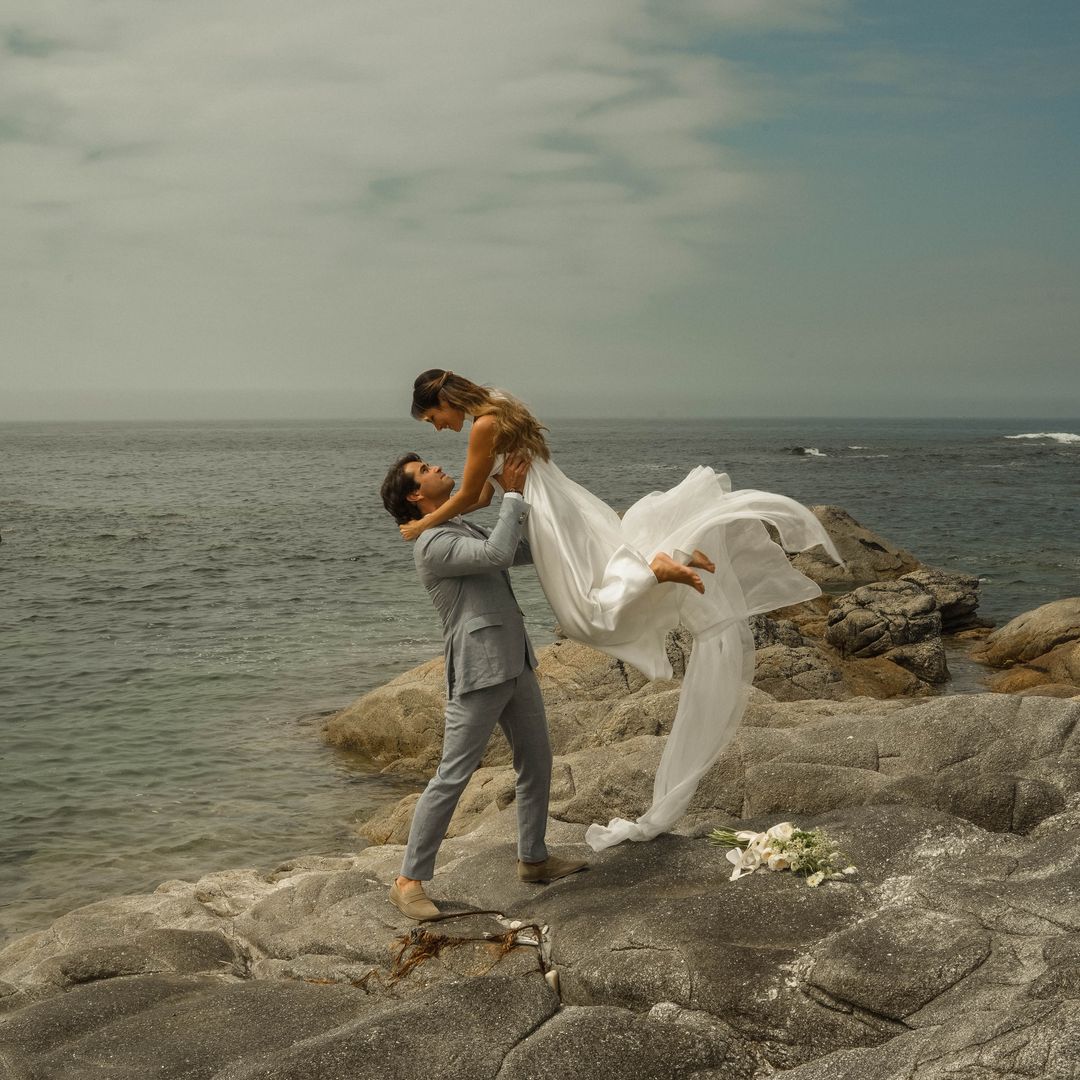 La 'influencer' Paula Moya nos desvela en exclusiva su vestido de novia, un precioso diseño lencero con bordados florales