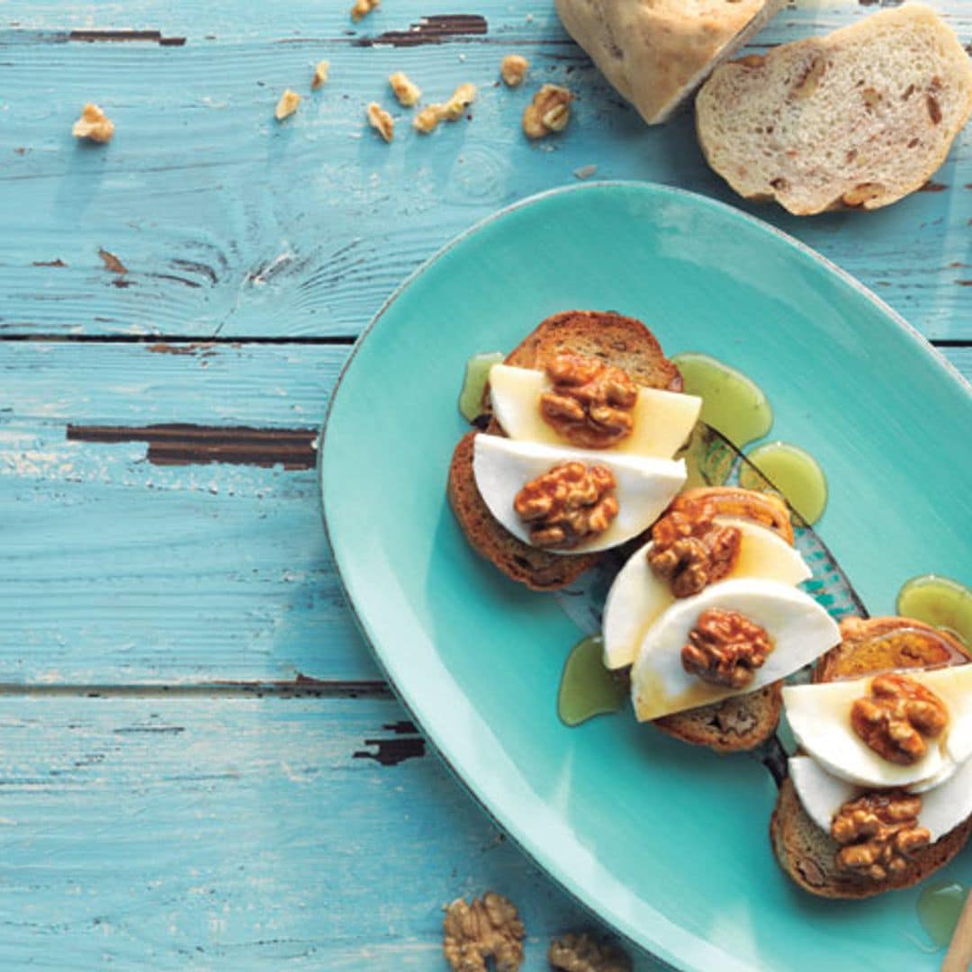 Pan de nueces con queso fresco y miel