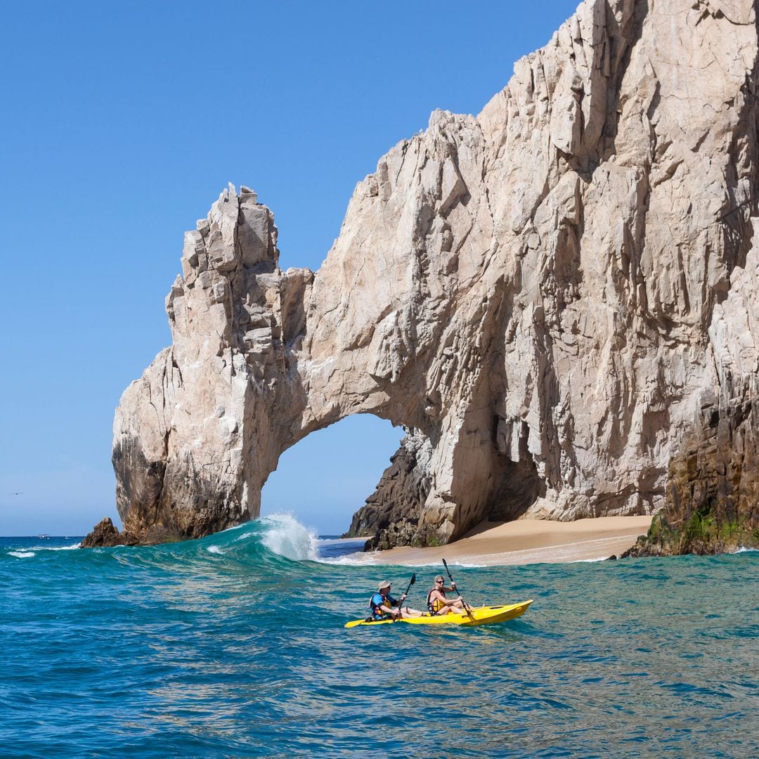 Kayaks junto al Arco de Cabo San Lucas, Baja California, México