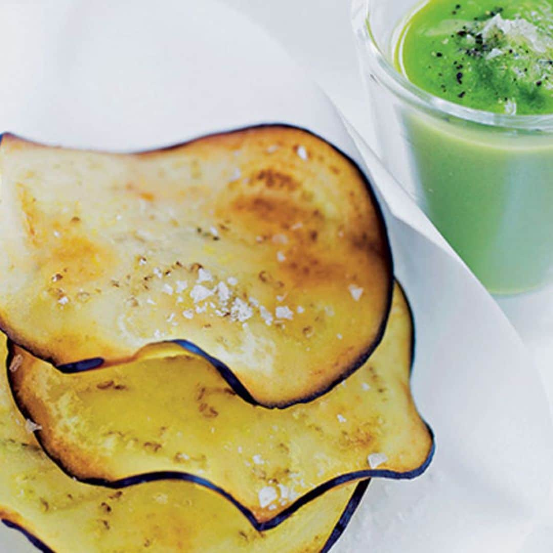 Chips de berenjena con salsa verde