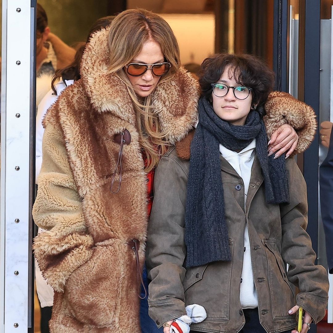 Desde Aspen y con su familia, Jennifer Lopez se prepara para despedir su año más desafiante