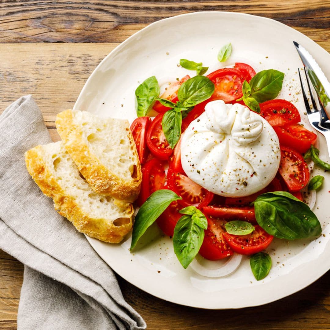 Ensalada de burrata, tomates y albahaca