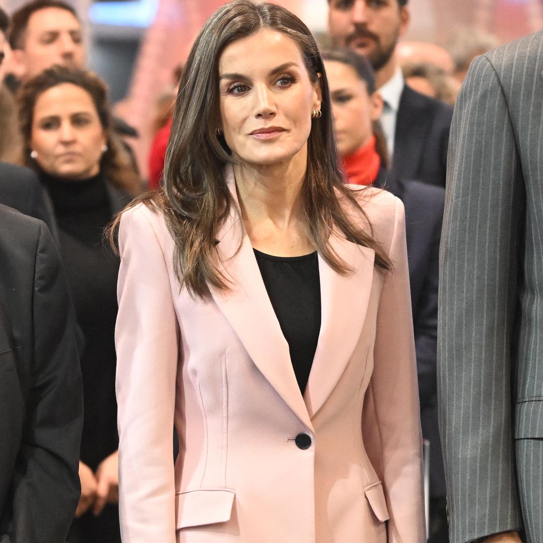 La Reina apuesta por un look 'con chaqueta de Zara que rompe tradiciones