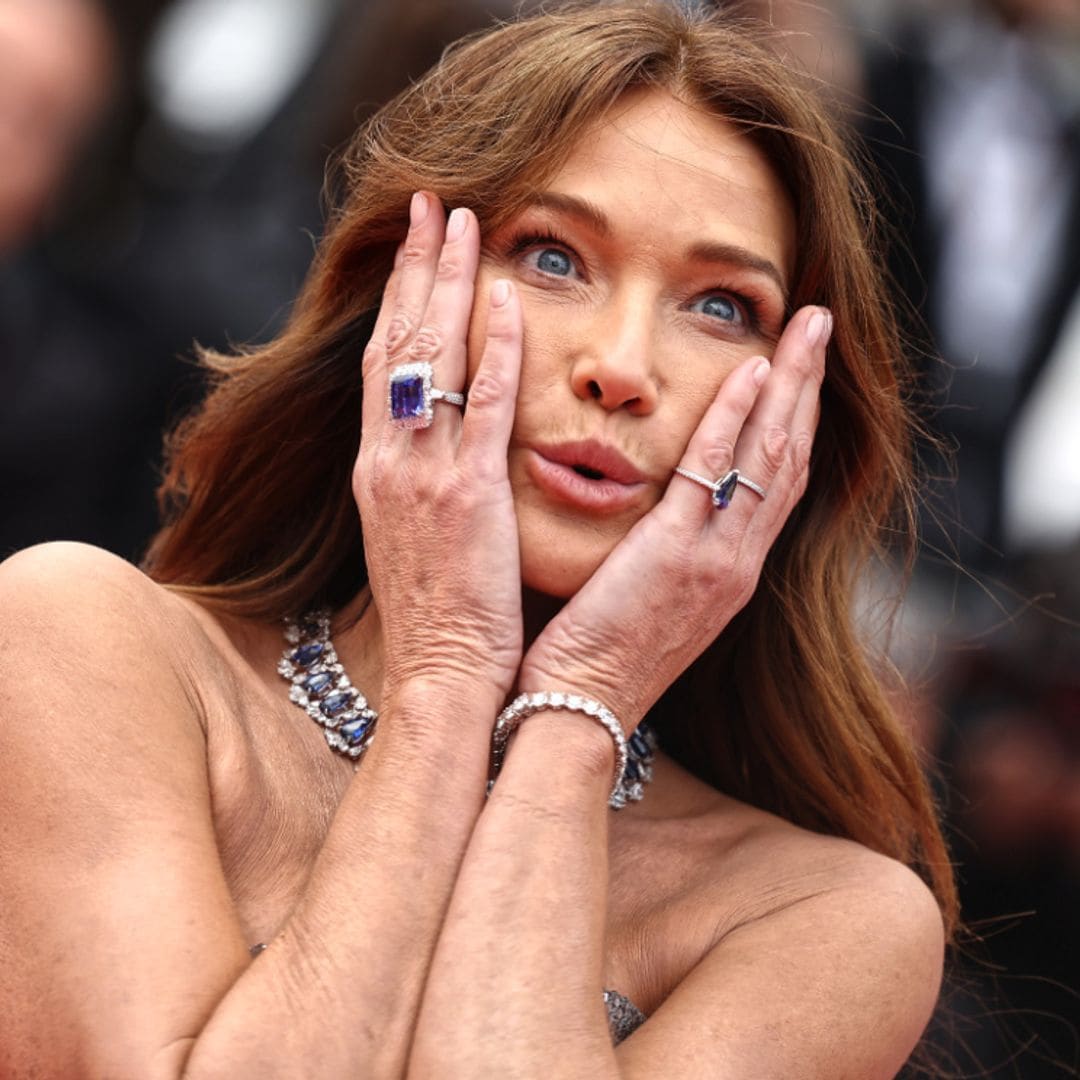 ¡Ups! El traspié de Carla Bruni en su paso por la alfombra roja del Festival de Cannes