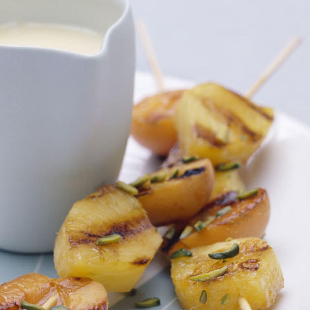 Brochetas de albaricoque con chocolate blanco