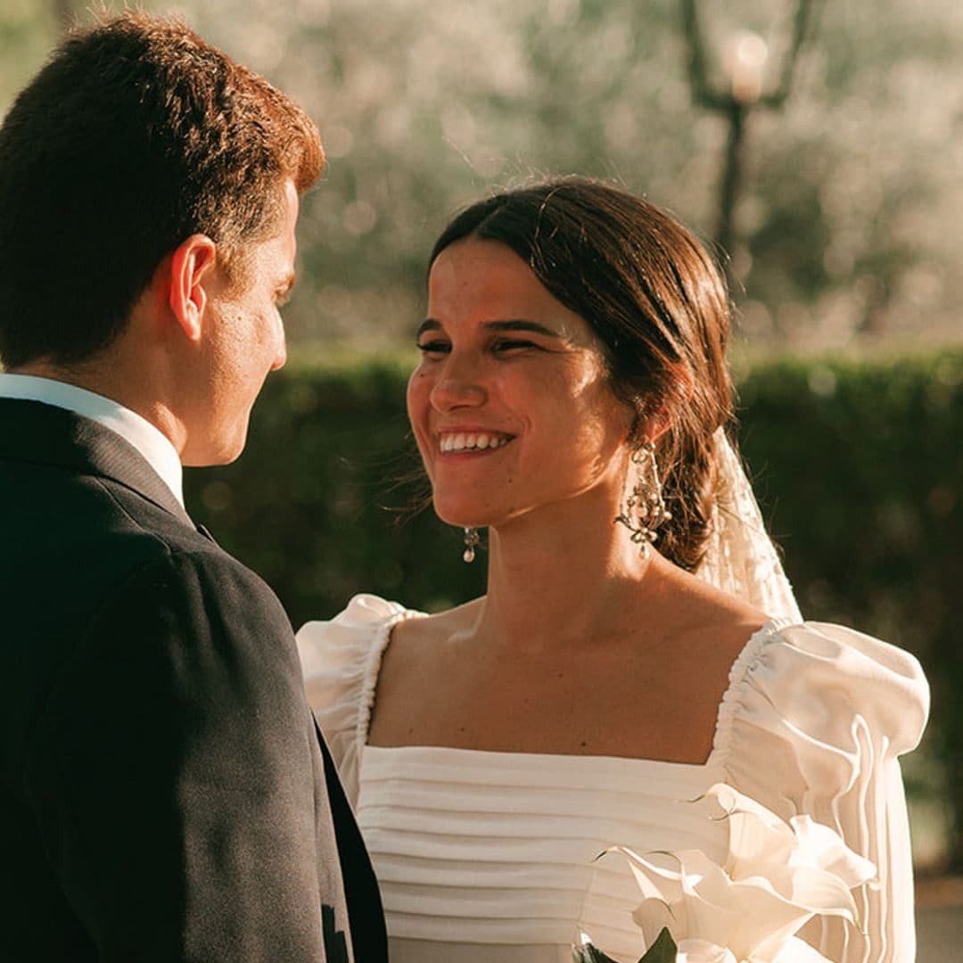 La boda en Toledo de Victoria, la novia del vestido sencillo con detalles especiales y mantilla