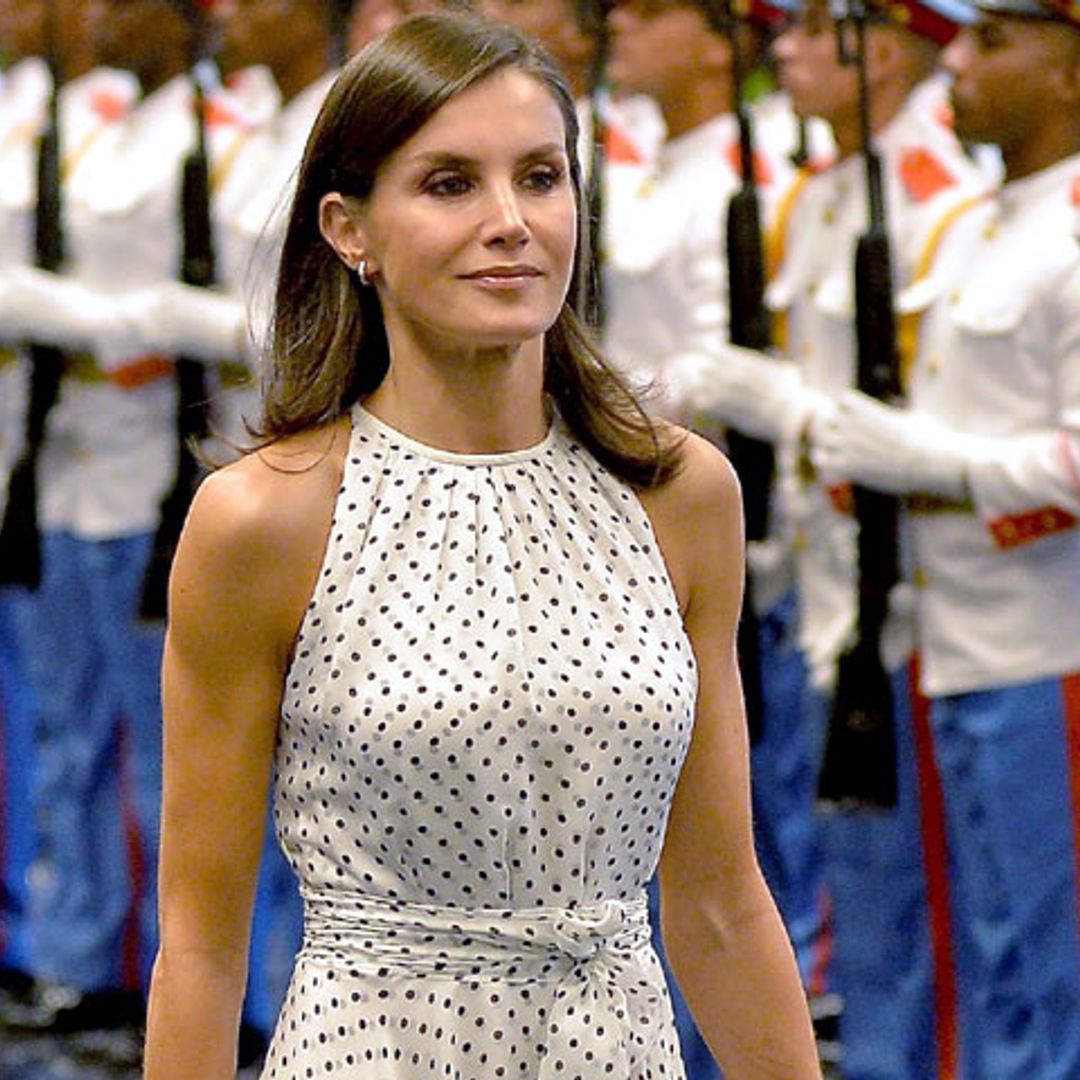 Doña Letizia recicla en Cuba su exitoso vestido de lunares '3D'